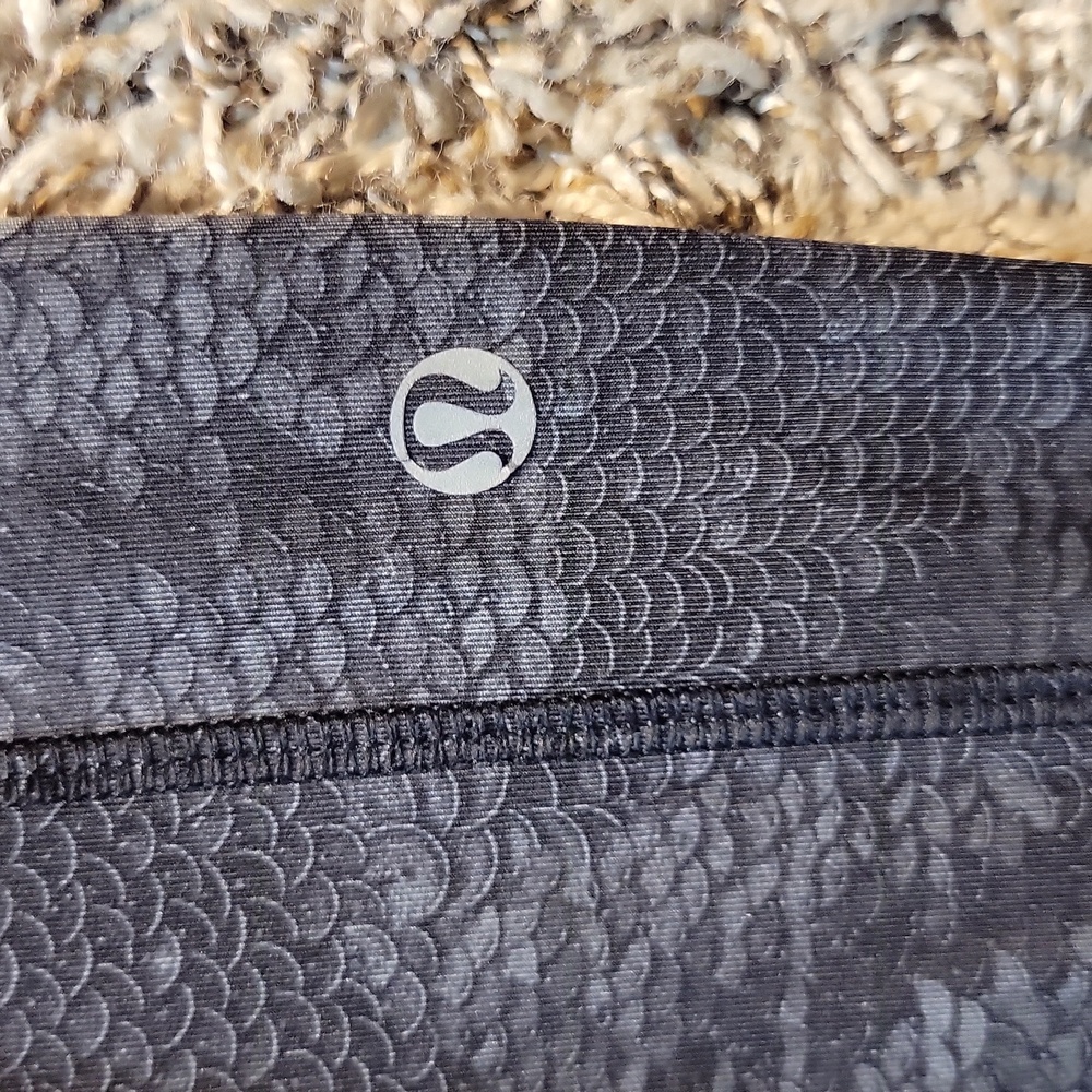 Lululemon Gray Scale Full Length Patterned Leggin… - image 3